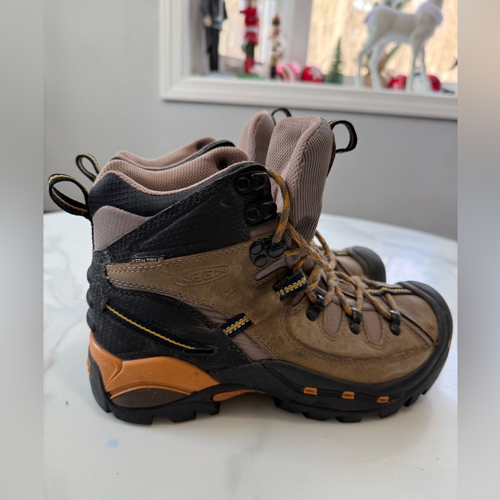KEEN men’s Tan and Black Outdoor Boots